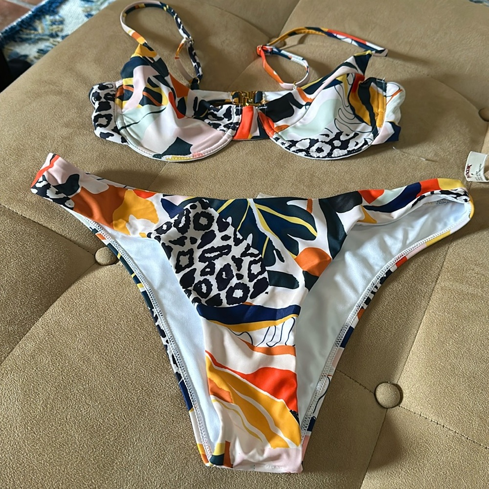 Escape to Paradise 2 Piece Bikini NWOT sm top, x-lrg bottom